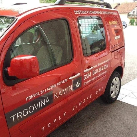 Rdeč dostavnik z belimi napisi trgovine