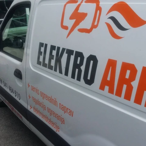 Sivo-oranžni napis Elektro Arh na dostavniku