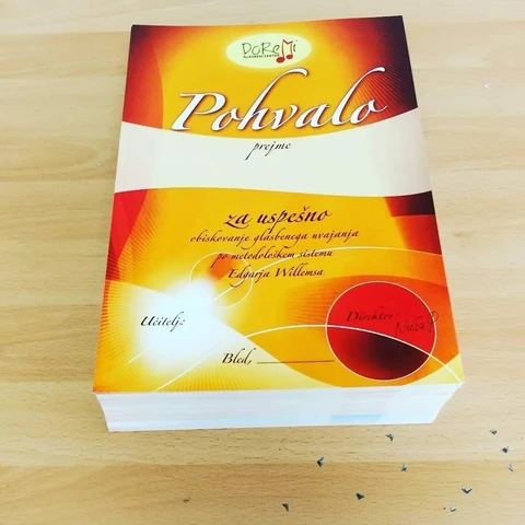 Oranžna tiskana pohvala v svežnju