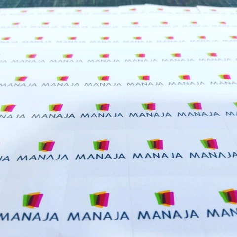 Pole nalepk z barvnim znakom ManaJa