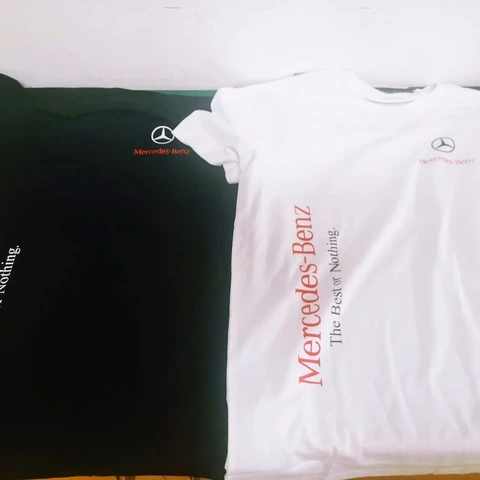 Črna in bela majica z napisom Mercedes-Benz