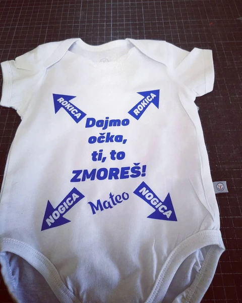 Bel otroški bodi z modrim navijaškim napisom