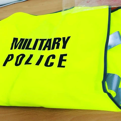 Odsevni rumeni tekstil z napisom Military Police