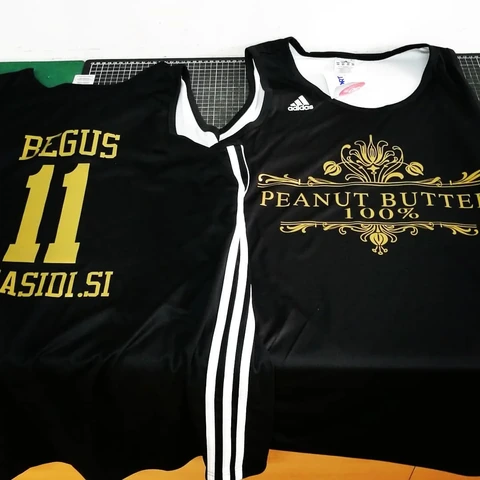 Črn športni dres z zlatimi napisi
