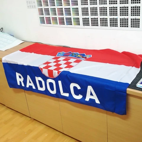 Rdeče-bela-modra zastava z napisom Radolca