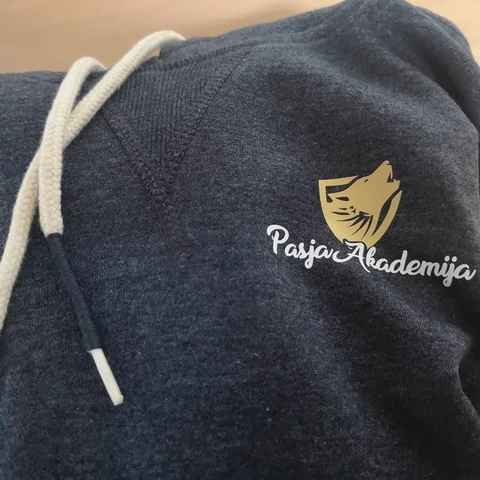 Siva jopica z zlatim znakom Pasje akademije
