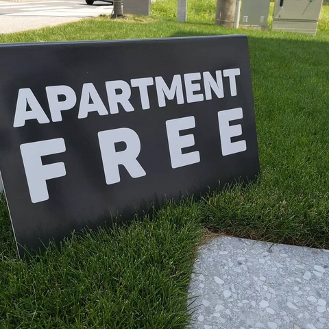 Črna tabla z belim napisom Apartment Free